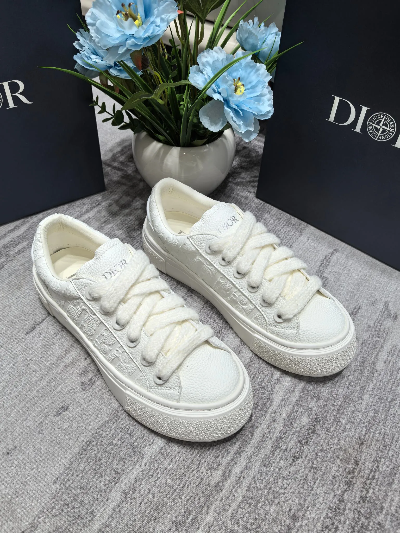 👟👟Ex-factory price 560👟👟 New Dior casual shoes for couples. Dior's casual style has been reinterpreted to highlight the spirit of futurism. Carefully crafted from ultra-light white rubber and decorated with curved cannage pattern Cosmo pattern, it reinterprets the classic design. It highlights the sports and leisure style and can be matched with all kinds of casual outfits this season. The TPU outsole creates a refined look. 35-45